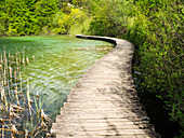Kroatien, Uferpromenade im Nationalpark Plitvicer Seen.