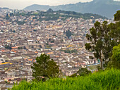Ecuador, Quito. Überblick über die Gebäude der Altstadt.