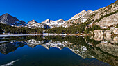 Die Gipfel der Sierra spiegeln sich im Long Lake, Little Lakes Valley, John Muir Wilderness, Kalifornien, USA