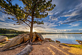 USA, Colorado, Dowdy Lake. Sonnenuntergang über dem See.
