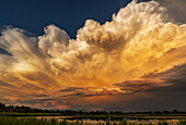 Dramatische Gewitterwolken bei Sonnenuntergang in Whitefish, Montana, USA