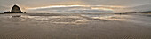 USA, Oregon. Cannon Beach und Panorama des Haystack bei Sonnenuntergang und Ebbe.