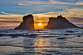 U.S.A., Oregon, Bandon. Bandon Beach, Sonnenuntergang am Strand