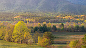 USA, Tennessee, Smokey Mountains National Park. Sonnenaufgang über einem Tal.