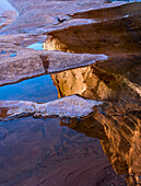 USA, Utah. Spiegelungen im Wüstensandstein, Hunter Canyon.