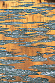 USA, Utah. Abstraktes Muster, Spiegelungen von Canyonwänden auf dem vereisten Colorado River, Colorado River Recreation Area, bei Moab.