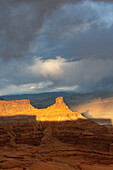 USA, Utah. Das Licht des Sonnenuntergangs bricht durch die Wüstensturmwolken, Dead Horse State Park.