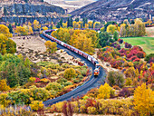 USA, Bundesstaat Washington, Kittitas County. Burlington Northern Santa Fe-Zug entlang des Yakima River.