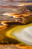 USA, Wyoming. Farbenfrohe abstrakte Muster von Hydrothermalbecken in der Nähe des Great Fountain Geyser, Yellowstone National Park.