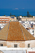 Dach eines alten Gebäudes und Stadtbild