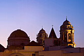 Kuppel und Türme der Kathedrale bei Sonnenuntergang