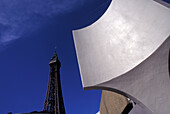 Niedriger Blickwinkel auf eine Skulptur und den Blackpool Tower