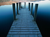 Pier auf dem ruhigen Wasser des Derwent Water kurz nach Sonnenaufgang