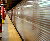 New Yorker U-Bahn-Zug mit Reflektionen