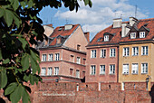 Nach dem Zweiten Weltkrieg wiederaufgebaute und heute zum UNESCO-Weltkulturerbe gehörende Bürgerhäuser im Stil der Spätrenaissance hinter der Verteidigungsmauer der Altstadt, Warschau, Polen