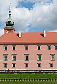 Ursprünglich im 13. Jahrhundert erbaut und nach der Zerstörung im Zweiten Weltkrieg wieder aufgebaut: das Königliche Schloss (Zamek Krolewski), Altstadtviertel, Warschau, Polen