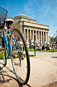 Vor der Bibliothek der Columbia Universität geparkte Fahrräder, Manhattan, New York, USA