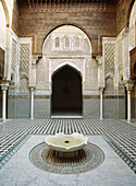 Marokko, Innenhof der Medersa El Attarin in der Altstadt; Fez