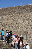 Mexiko, Touristen besteigen die Sonnenpyramide; Ausgrabungsstätte Teotihuacan