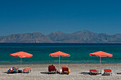 Kreta, Golf von Mirabello; Agios Nikolaos, Sonnenschirme am Kitro Platia Strand