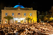 Griechenland, Kreta, Ostermorgen vor der Aigos Titos Kirche; Heraklion / Iraklio, Menschen mit brennenden Kerzen