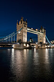 Tower Bridge in der Abenddämmerung; London, England