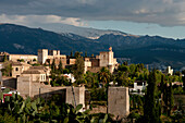 Stadtbild in der Alhambra mit Bergen im Hintergrund; Provinz Granada, Andalusien, Spanien