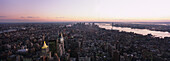 Panoramaluftaufnahme von Midtown Manhattan in der Abenddämmerung, Blick nach Süden in Richtung Lower Manhattan, New York City, Usa.