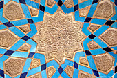 Nahaufnahme einer detaillierten bunten Wanddekoration, Jami Moschee, Yazd, Iran; Yazd, Iran
