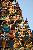 Detail von Dachschnitzereien hinduistischer Gottheiten, Kanchipuram-Tempel, Kanchipuram, Tamil Nadu, Indien, Kanchipuram, Tamil Nadu, Indien.