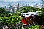 Blick auf die Straßenbahn, die an der Spitze des Victoria Peak ankommt; Victoria Peak, Hongkong Island, China