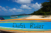 Seitenansicht eines Bootes am Paradise Beach, Carriacou Inseln; Grenada, Karibik