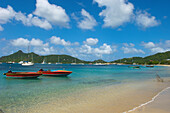 Boote in der Tyrell Bay. Blauer Himmel und Wasser; Grenada, Karibik
