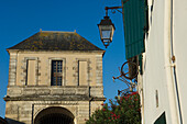 Niedriger Blickwinkel auf ein Gebäude und eine Lampe in Saint Martin De Re auf Iie De Re; Poitou-Charentes, Frankreich