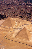 Luftaufnahme der Großen Cheops & Chaphren Pyramiden, Gizeh, Ägypten; Gizeh, Ägypten