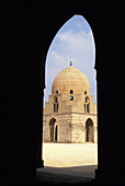 Blick auf den Waschraum und den Innenhof der Ibn Tulun Moschee durch einen Bogen, Kairo, Ägypten; Kairo, Ägypten