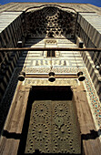 Niedriger Blickwinkel auf die detaillierte Tür zur Sultan Al-Muayyid Moschee, Kairo, Ägypten; Kairo, Ägypten