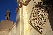 Niedriger Blickwinkel auf Eingangsdekoration und Minarett, El-Hakim-Moschee, Kairo, Ägypten; Kairo, Ägypten