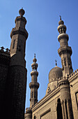 Niedriger Blickwinkel auf die Sultan Hassan Moschee (links) und die Er Rifai Moschee (rechts), Kairo, Ägypten; Kairo, Ägypten