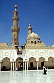 Blick auf Minarette und Innenhof mit Person, Al-Azhar Moschee, Al Azhar Moschee, Kairo, Ägypten; Kairo, Ägypten