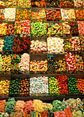 Verschiedene Süßigkeiten auf dem Display in Behältern