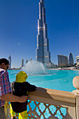 Vater und Tochter stehen am Geländer des Burj Khalifa, Dubai, Uae