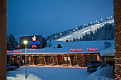 Resort vor der beleuchteten Skipiste, Levi, Lappland, Finnland