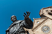 Eine Statue des Heiligen Franz von Assisi ziert den Vordereingang der St. Francis Cathedral in Santa Fe, New Mexico, USA