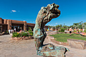Nahaufnahme der Statue bei den Ojo Caliente Mineralquellen im nördlichen New Mexico Resort und Spa in der Nähe von Santa Fe, New Mexico, USA