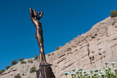 Bronzestatue einer nackten Frau bei den Mineralquellen von Ojo Caliente im Norden von New Mexico in der Nähe von Santa Fe, New Mexico, USA