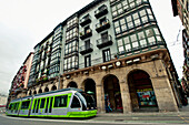 Moderne Straßenbahn fährt durch die Altstadt in Bilbao, Baskenland, Spanien