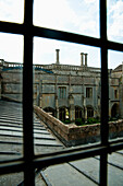 Blick aus dem Inneren des Raumes von Lacock Abbey, Lacock, Wiltshire, Großbritannien