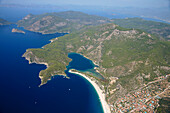 Blick auf Oludeniz, das als Mekka des Gleitschirmfliegens an der türkischen Küste gilt, Südtürkei