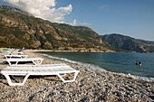 Verlassene Liegestühle am Kieselstrand, Der Nationalpark, Oludeniz an der Türkis-Küste, Südtürkei